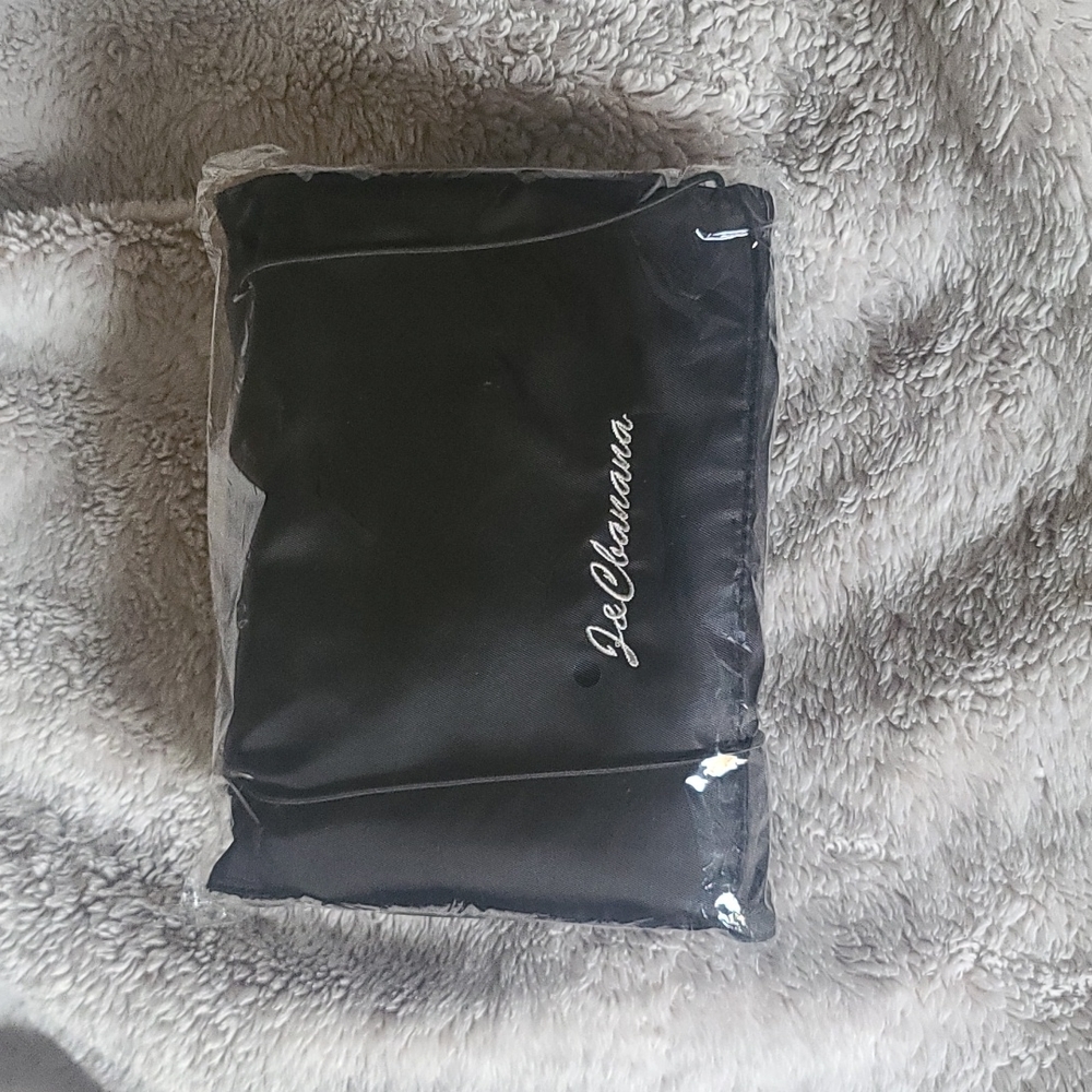 Traveling make-up cosmetic bag.